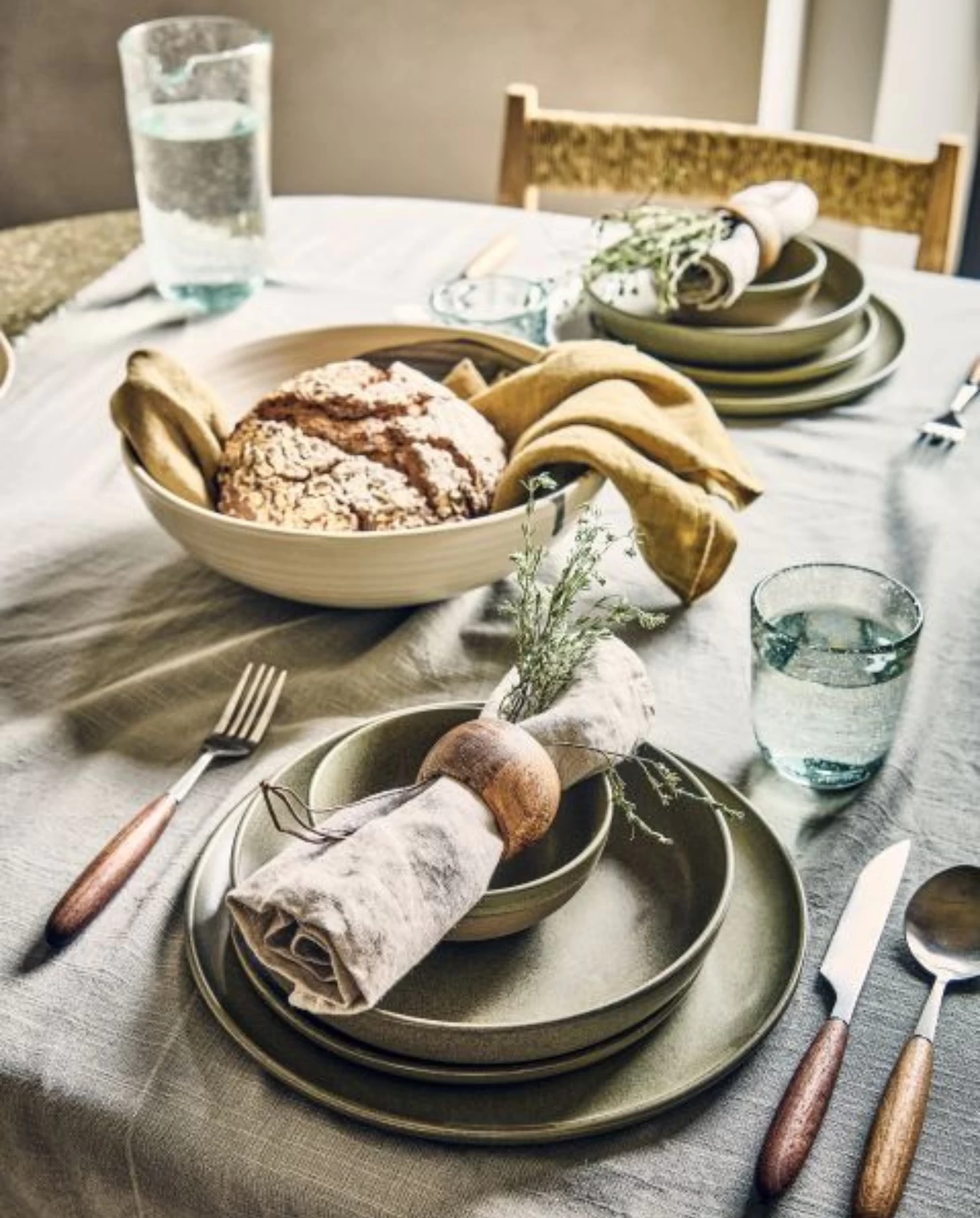 table avec vaisselle grès décoration rustique chic
