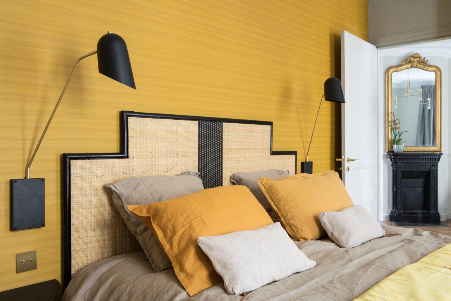 chambre jaune décoration classique chic appartement Paris