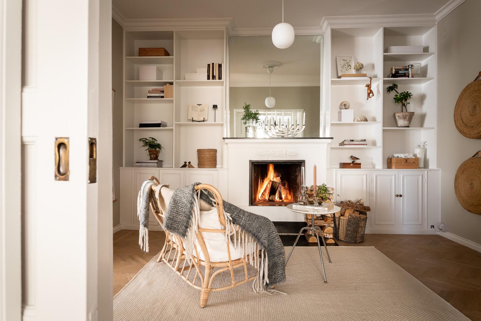 salon avec cheminée décoration scandinave