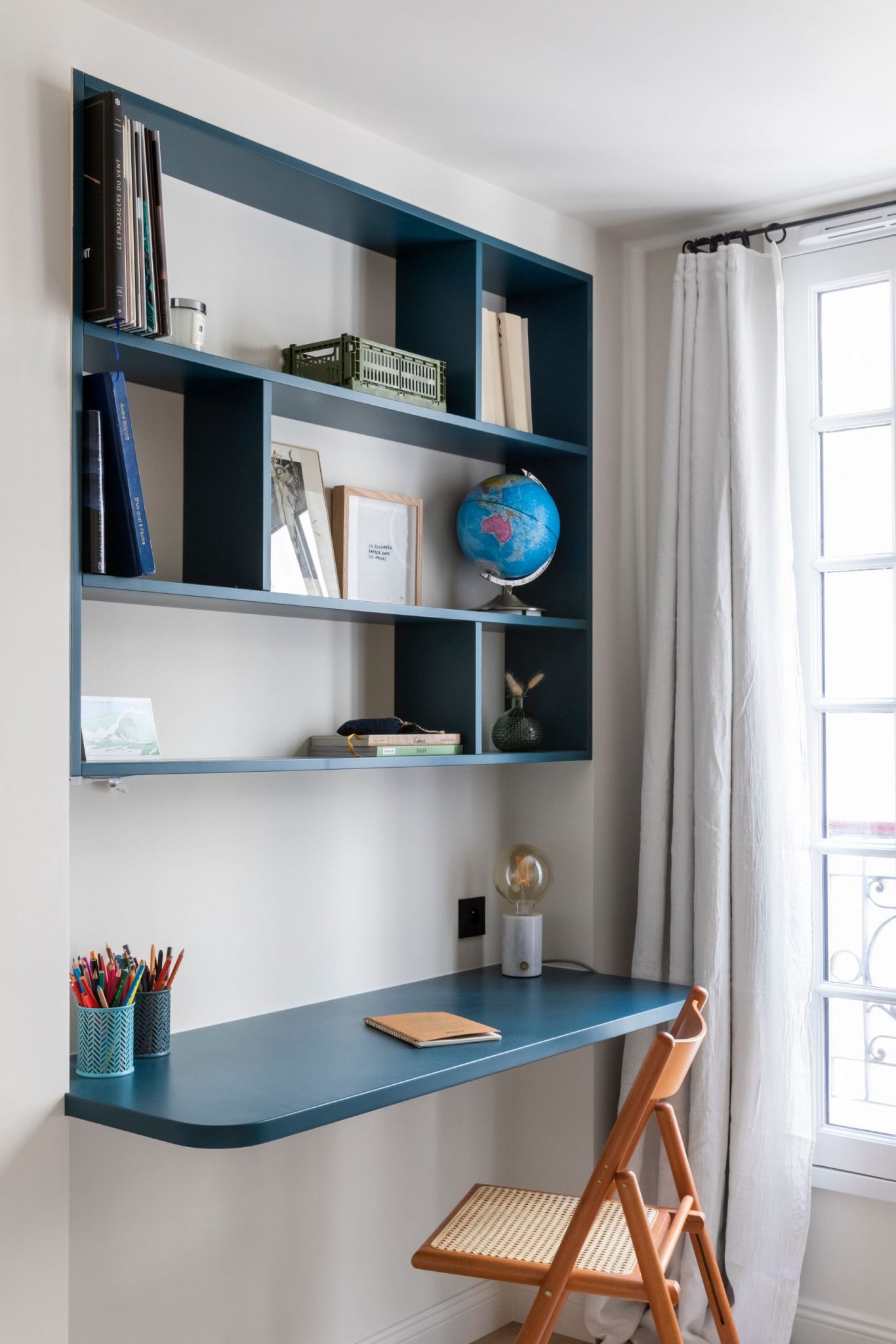 bureau minimaliste bleu