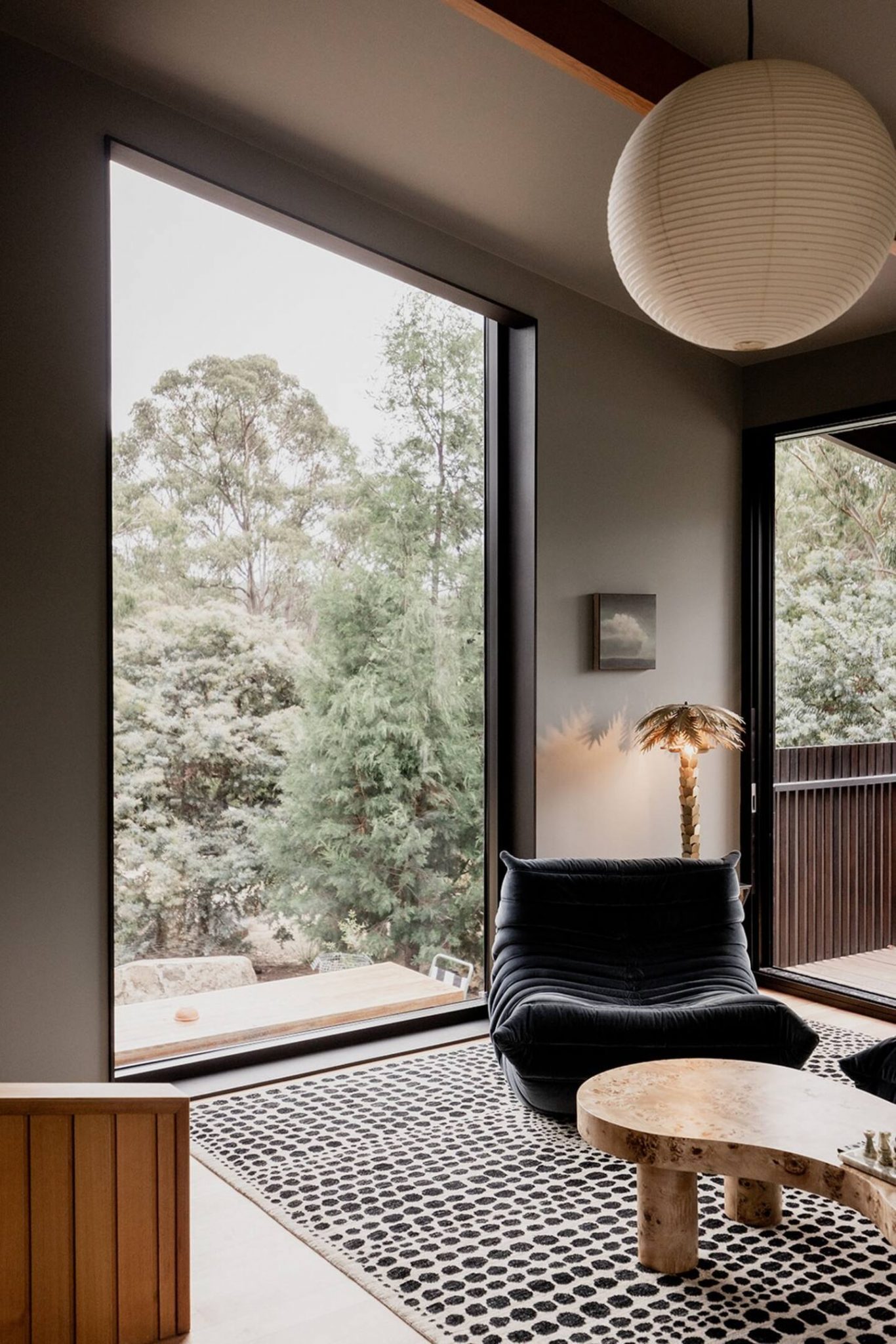 salon avec fauteuil Togo velours noir maison design en bois noir