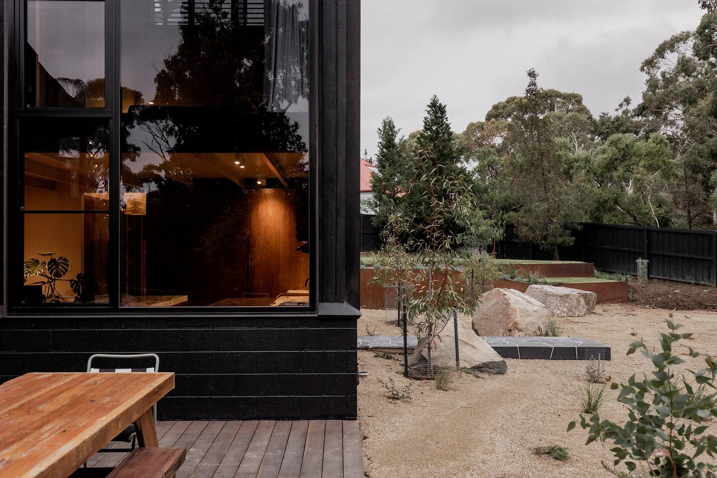 maison design en bois noir