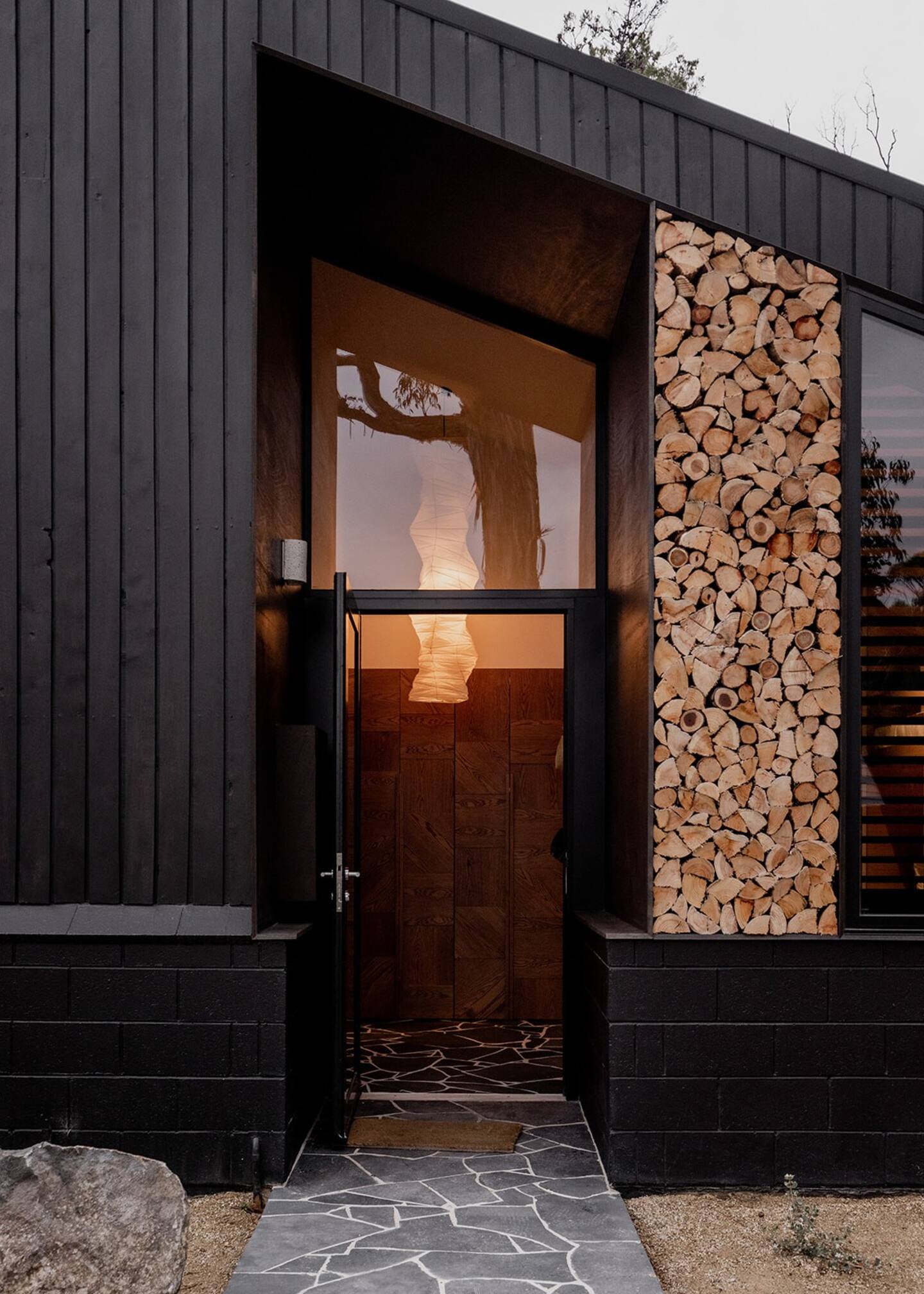 maison design en bois noir