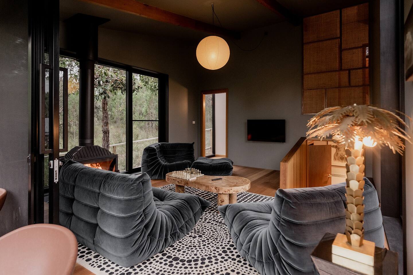 salon avec fauteuil Togo en velours noir maison design en bois noir
