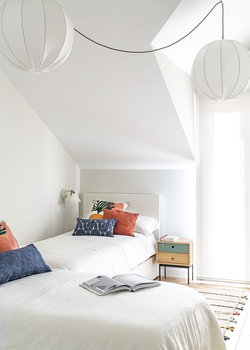 chambre mansardée blanche à deux lit décoration moderne et minimaliste
