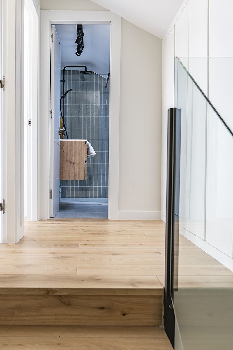 escalier avec garde-corps verre dans appartement en duplex redécoré