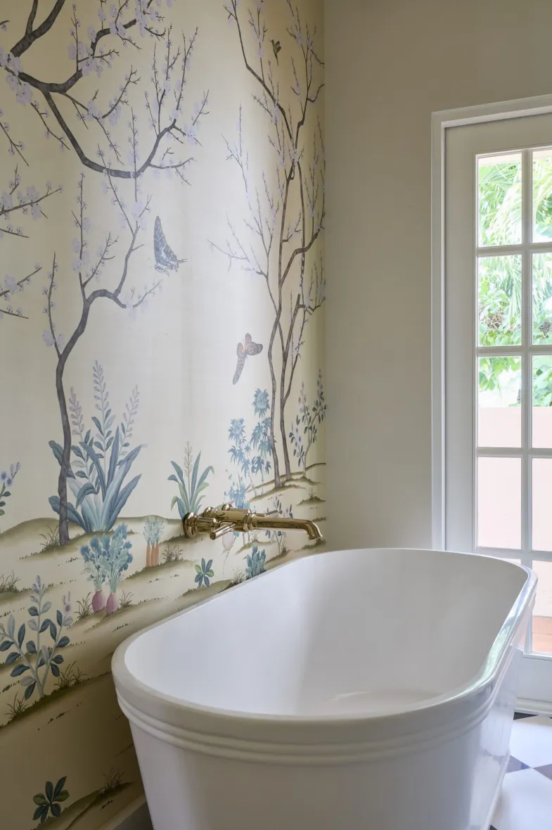 salle de bain baignoire îlot et papier-peint décoration contemporaine