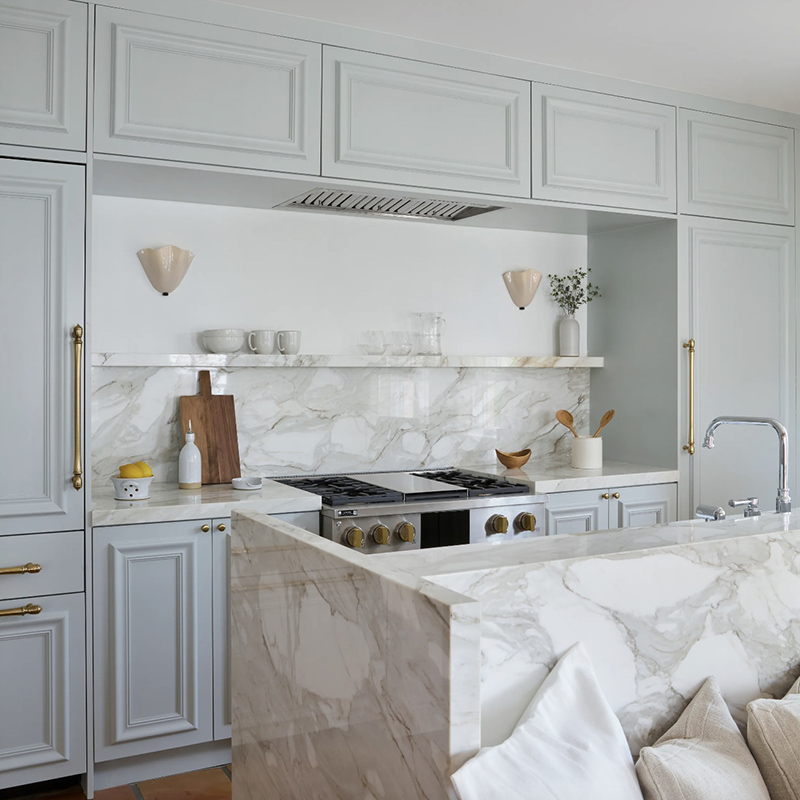 cuisine blanche et marbre décoration contemporaine