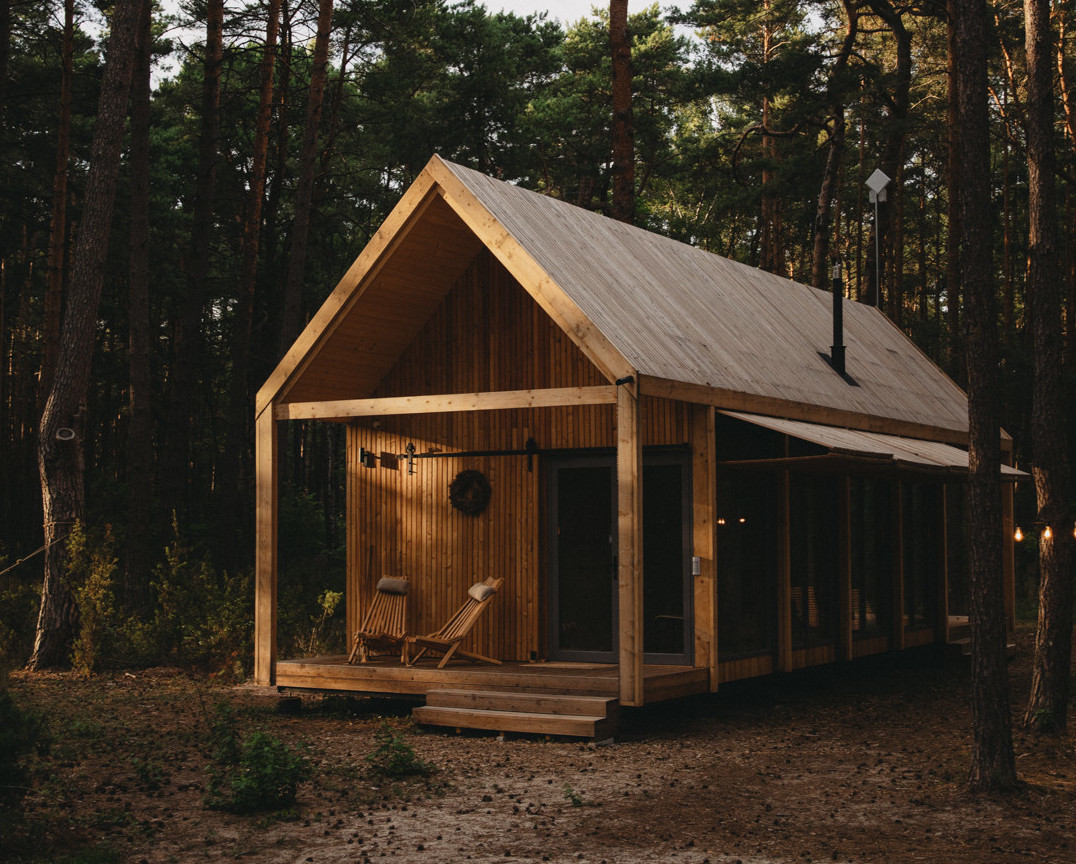 Mały drewniany dom 35 m2 w polskim lesie