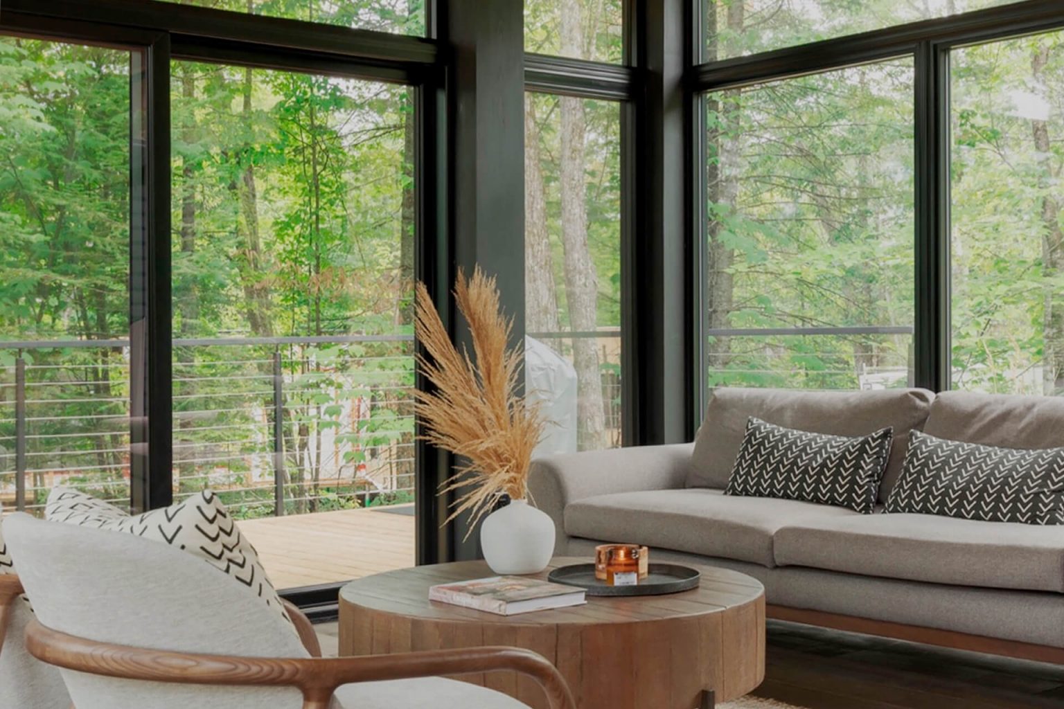 salon avec baies vitrées maison en bois Kabinhaus
