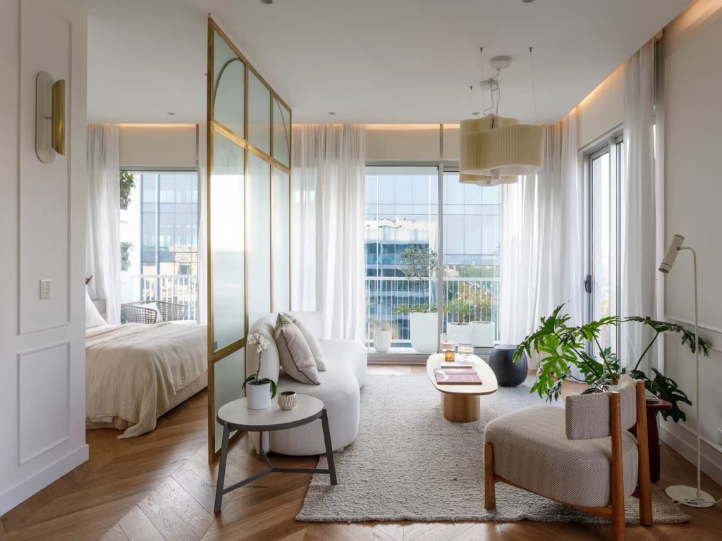 Un petit appartement contemporain de 50m2 avec une verrière