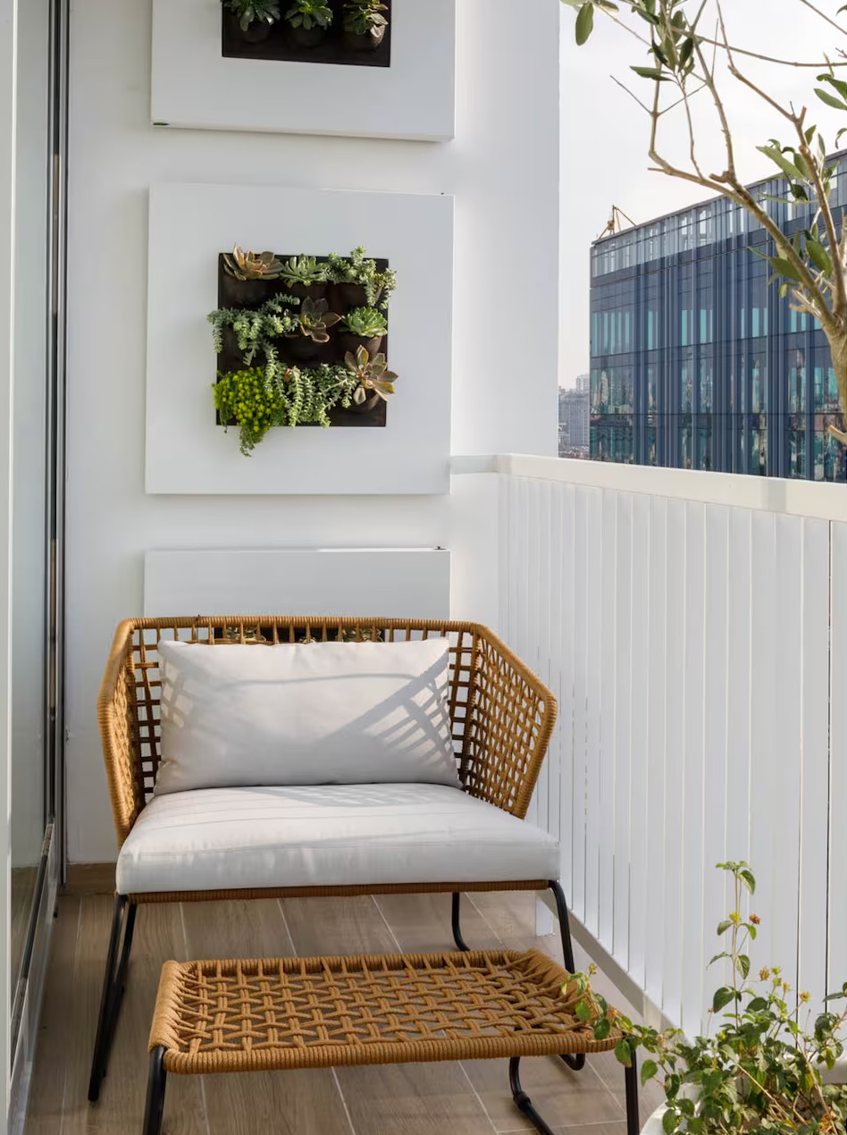 balcon avec mini mur végétal