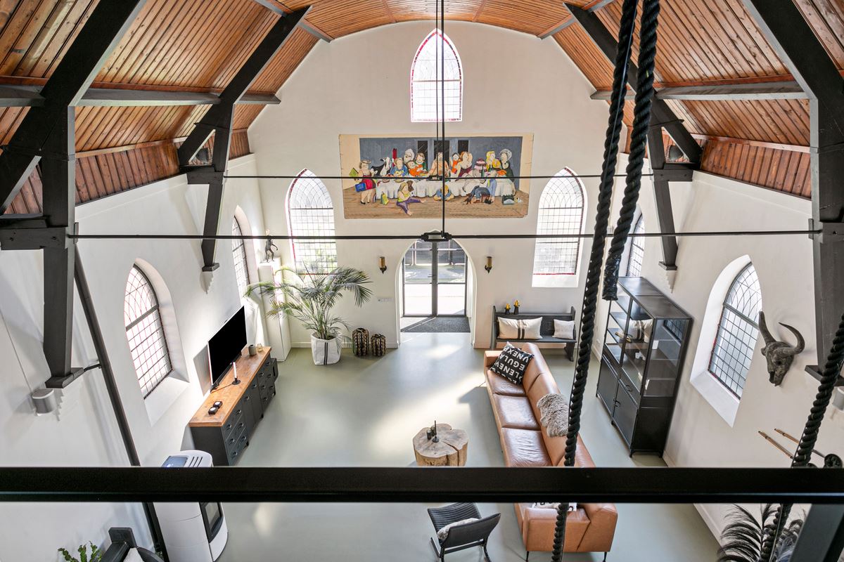 salon loft dans ancienne église décoration industrielle