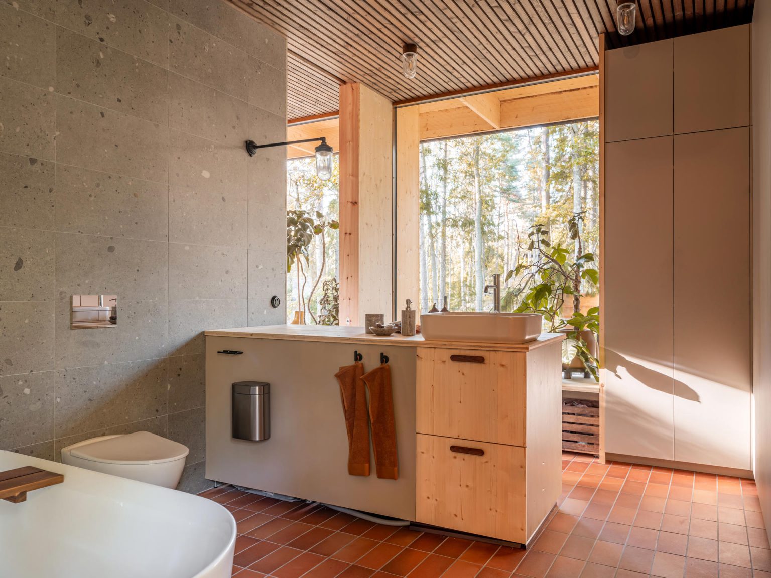 salle de bain grise design maison en bois