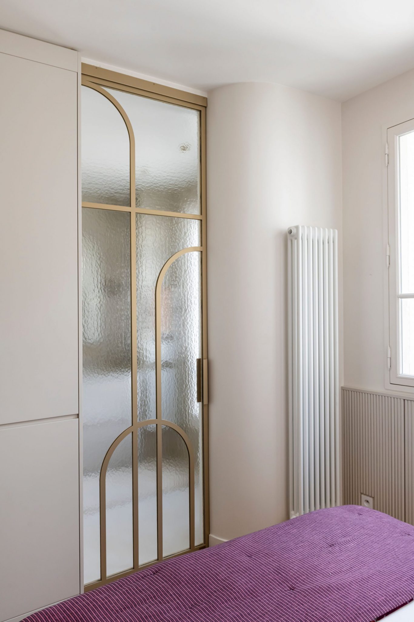chambre avec salle de bain appartement haussmannien à Paris Photo : ©Julien Pepy