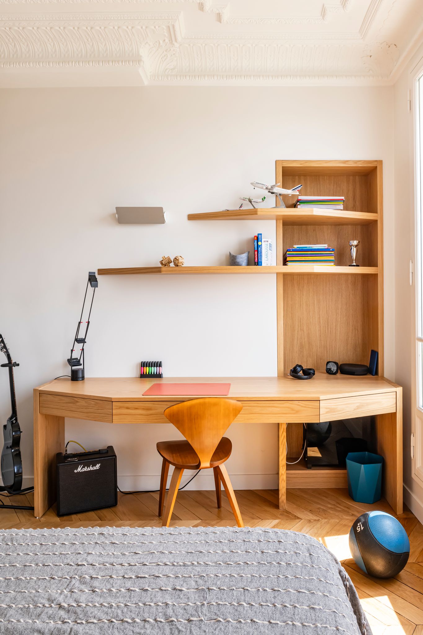 chambre avec bureau en bois Photo : ©Julien Pepy