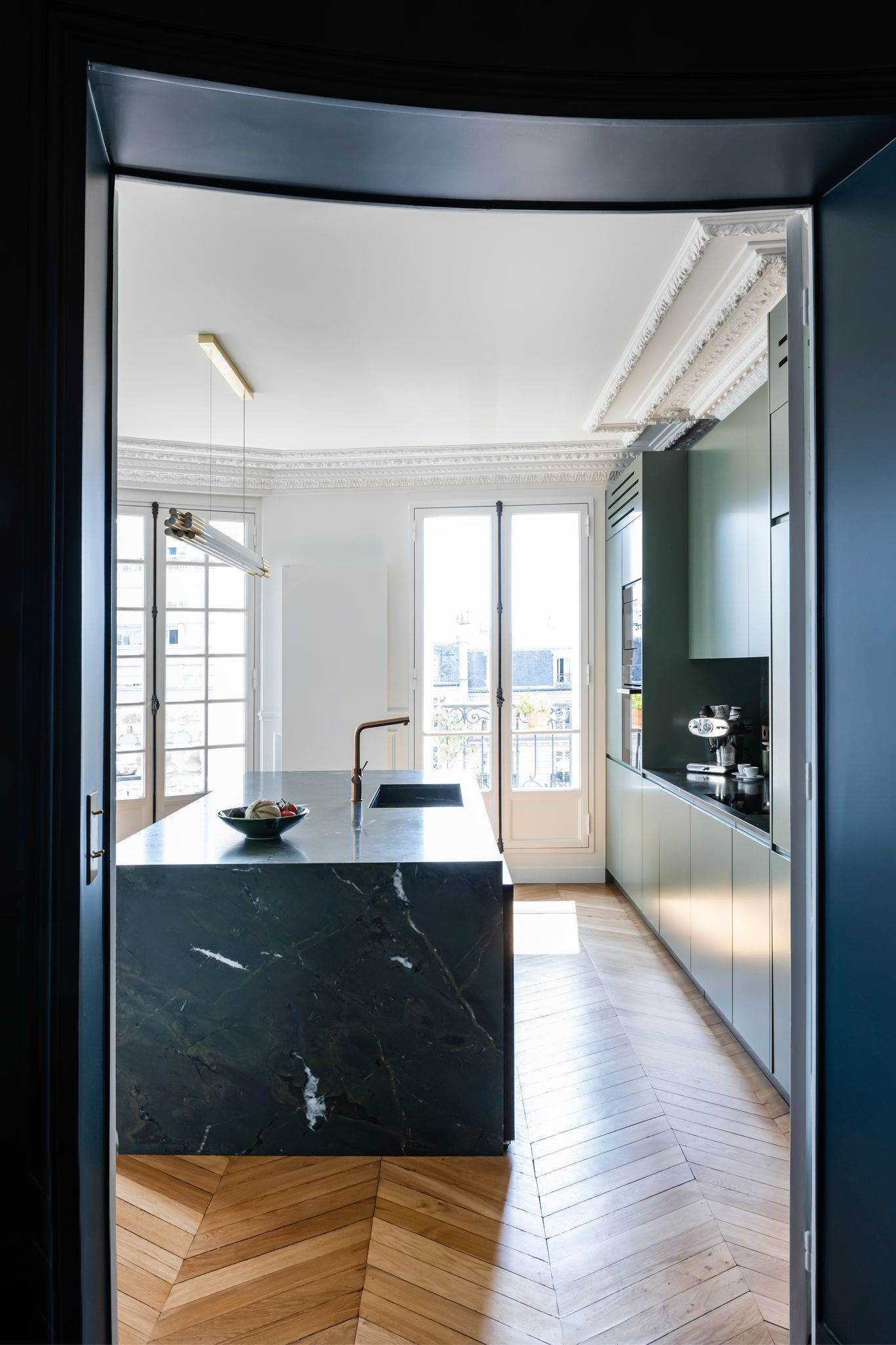 cuisine appartement haussmannien à Paris Photo : ©Julien Pepy