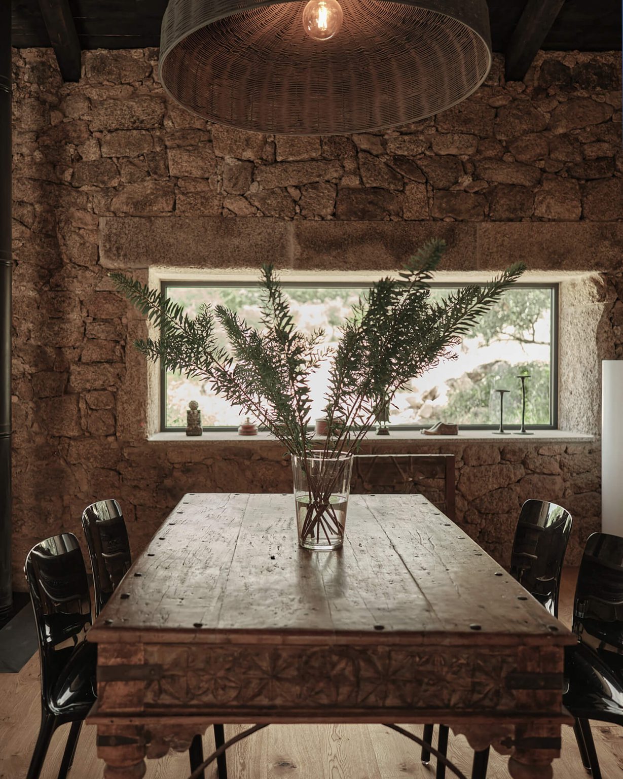 salle à manger maison en pierre ancienne rénovée Portugal
