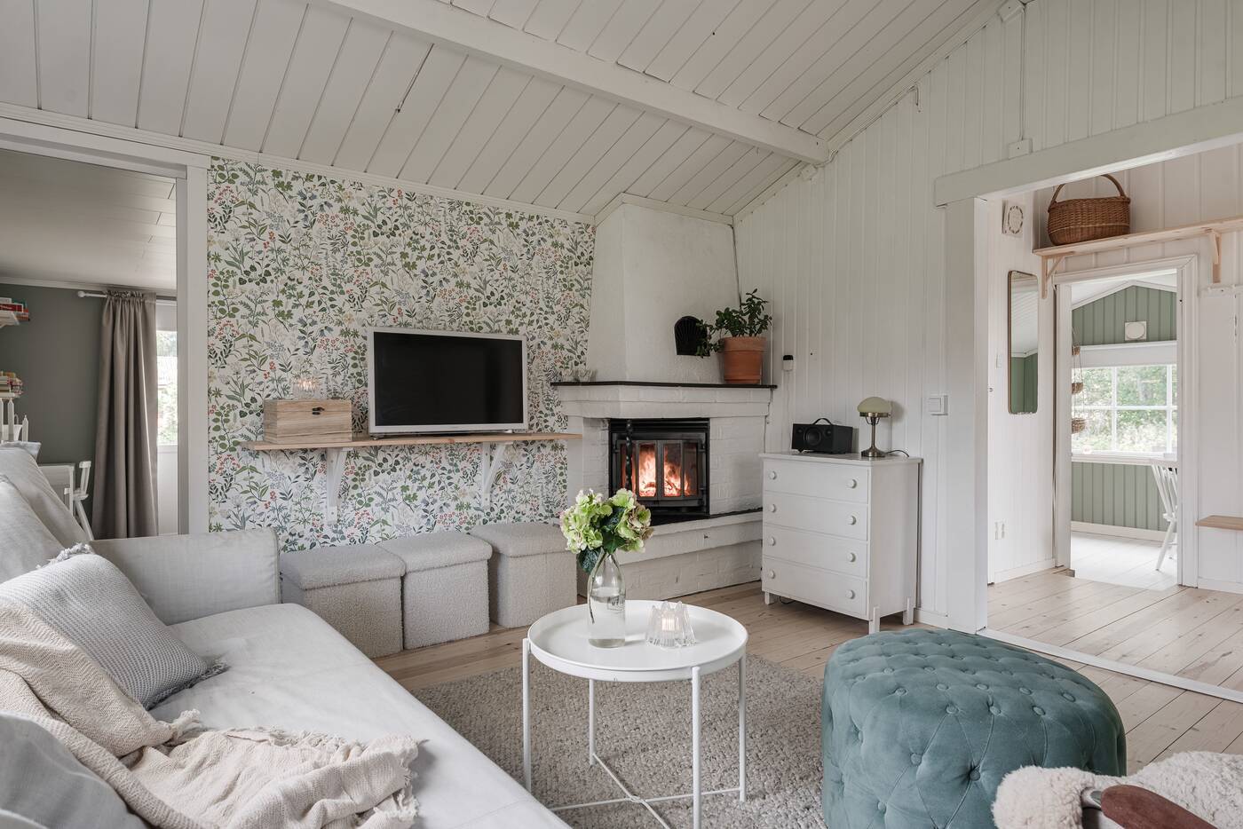 salon avec papier-peint fleuri décoration scandinave petite maison 41m2