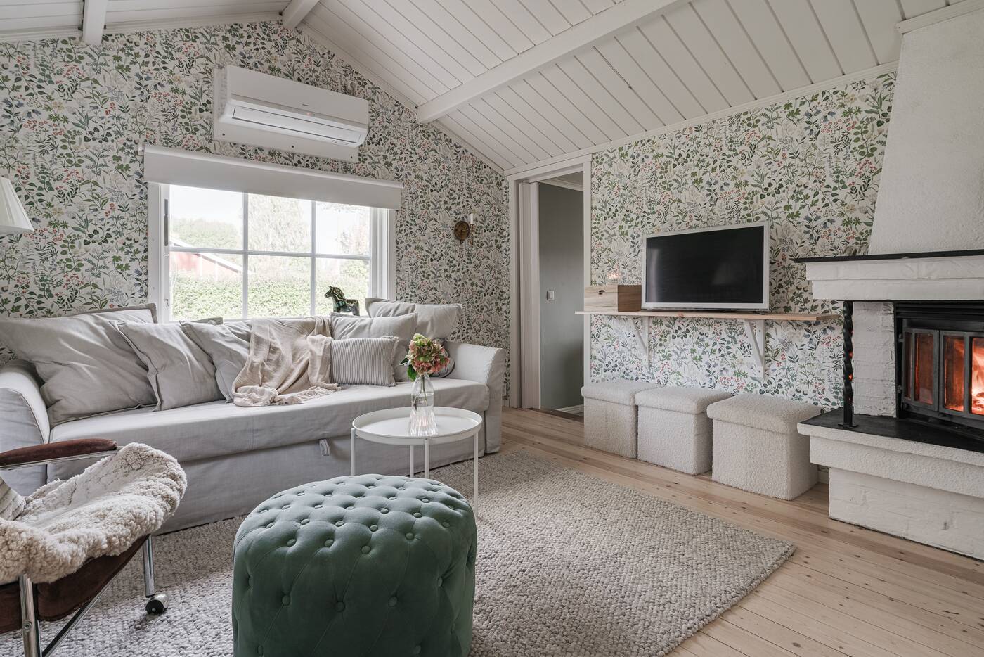 salon avec papier-peint fleuri décoration scandinave petite maison 41m2