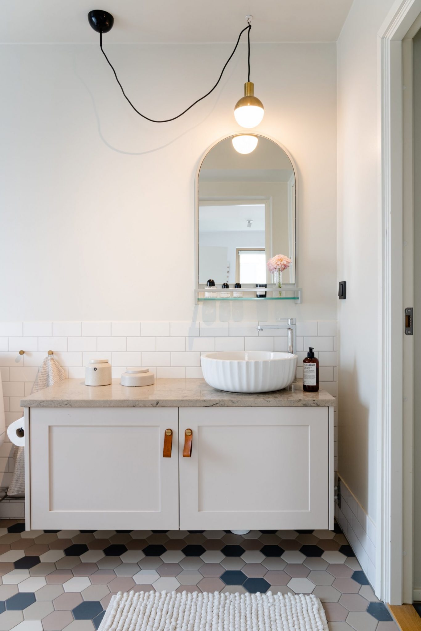 salle de bain avec tomettes décoration scandinave
