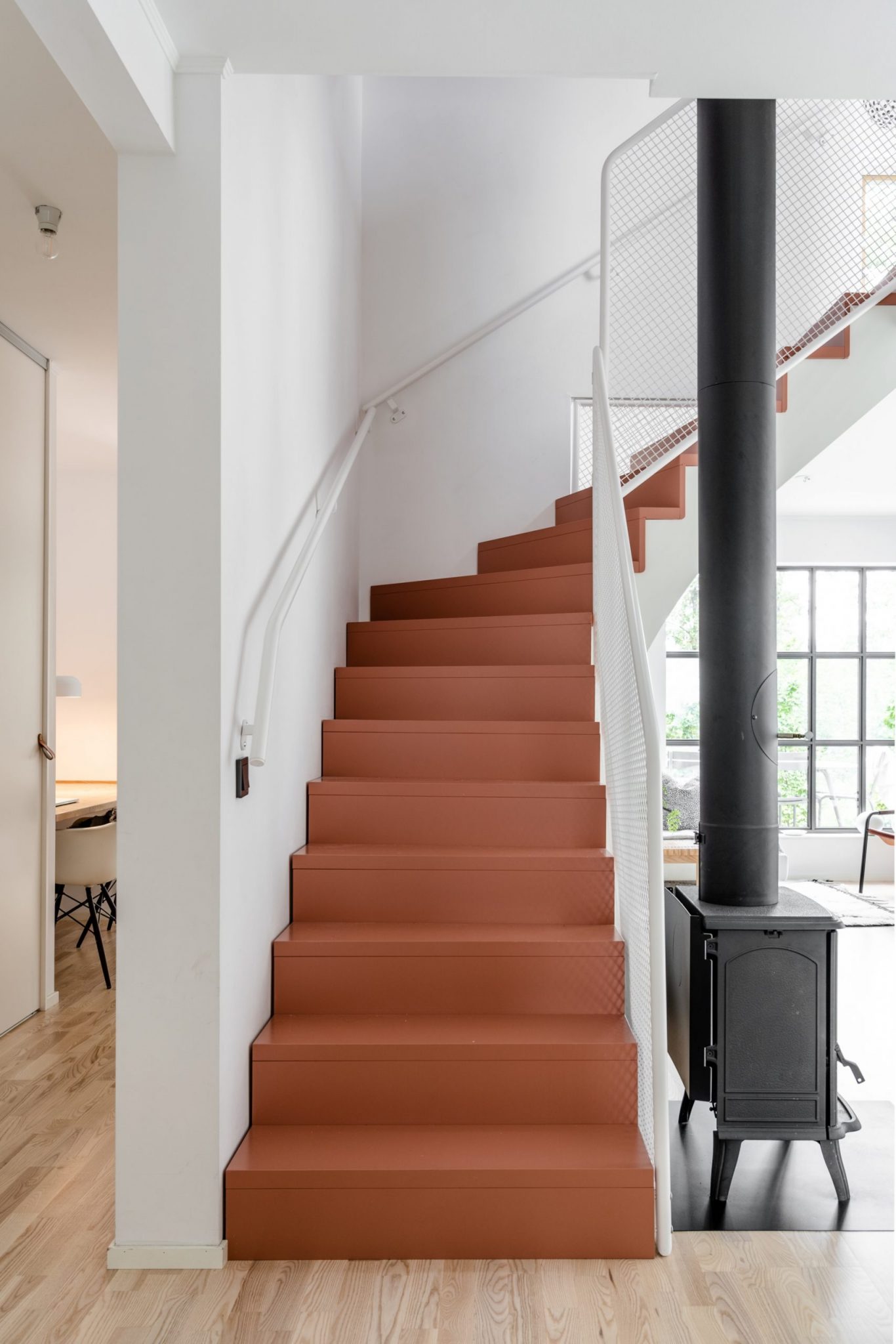 escalier design couleur terracotta