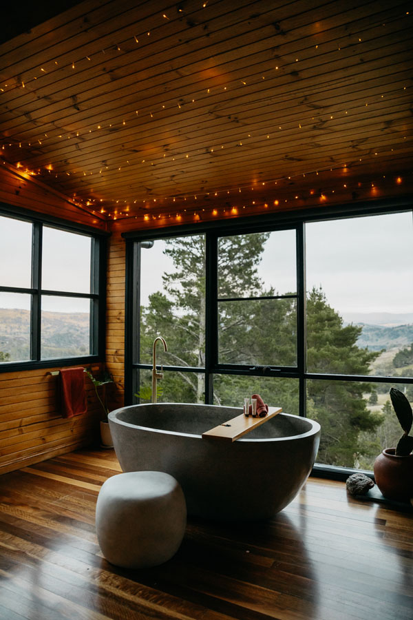 salle de bain avec baie vitrée maison en bois