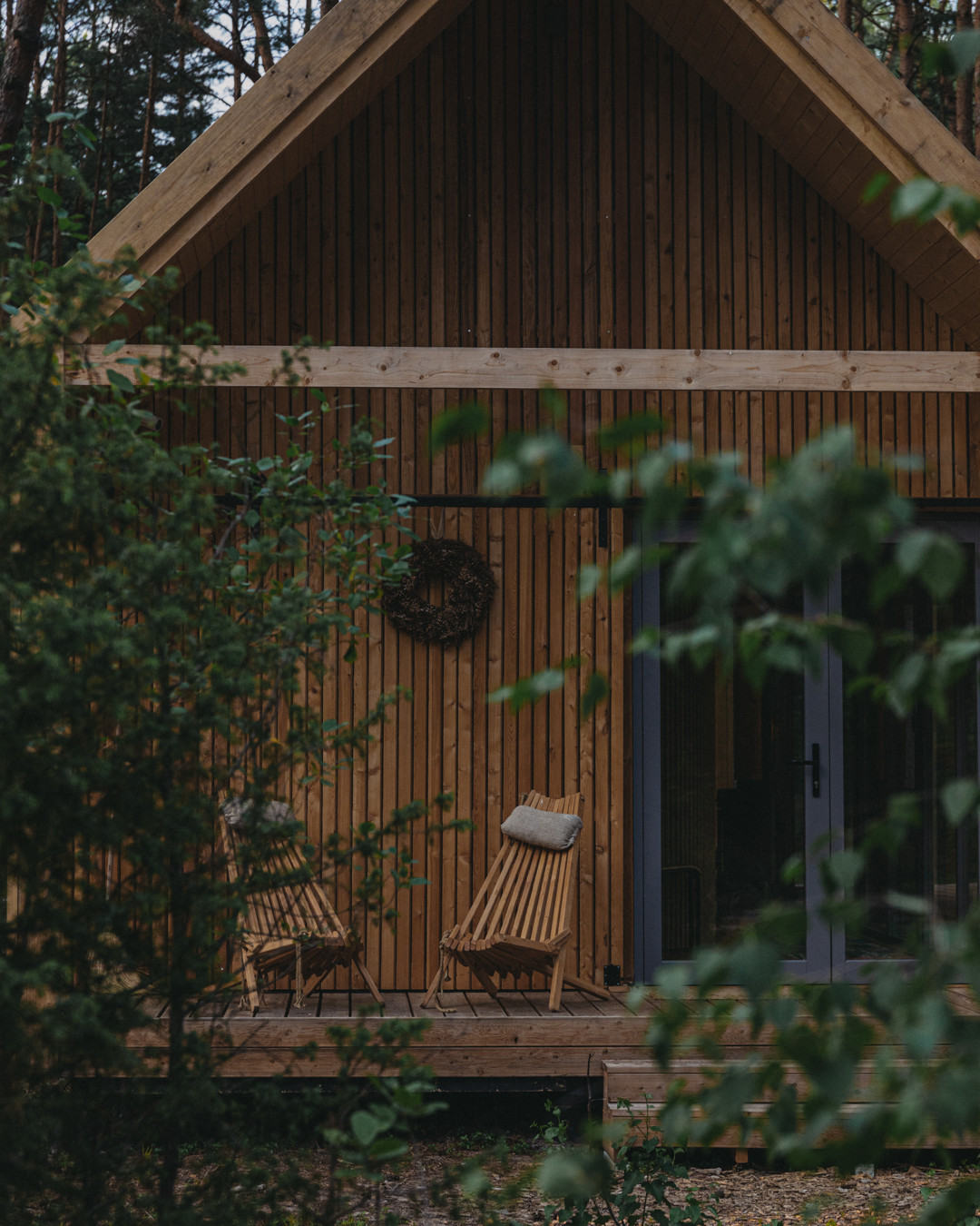 Taras małego domu o powierzchni 35 m2 wykonany z drewna
