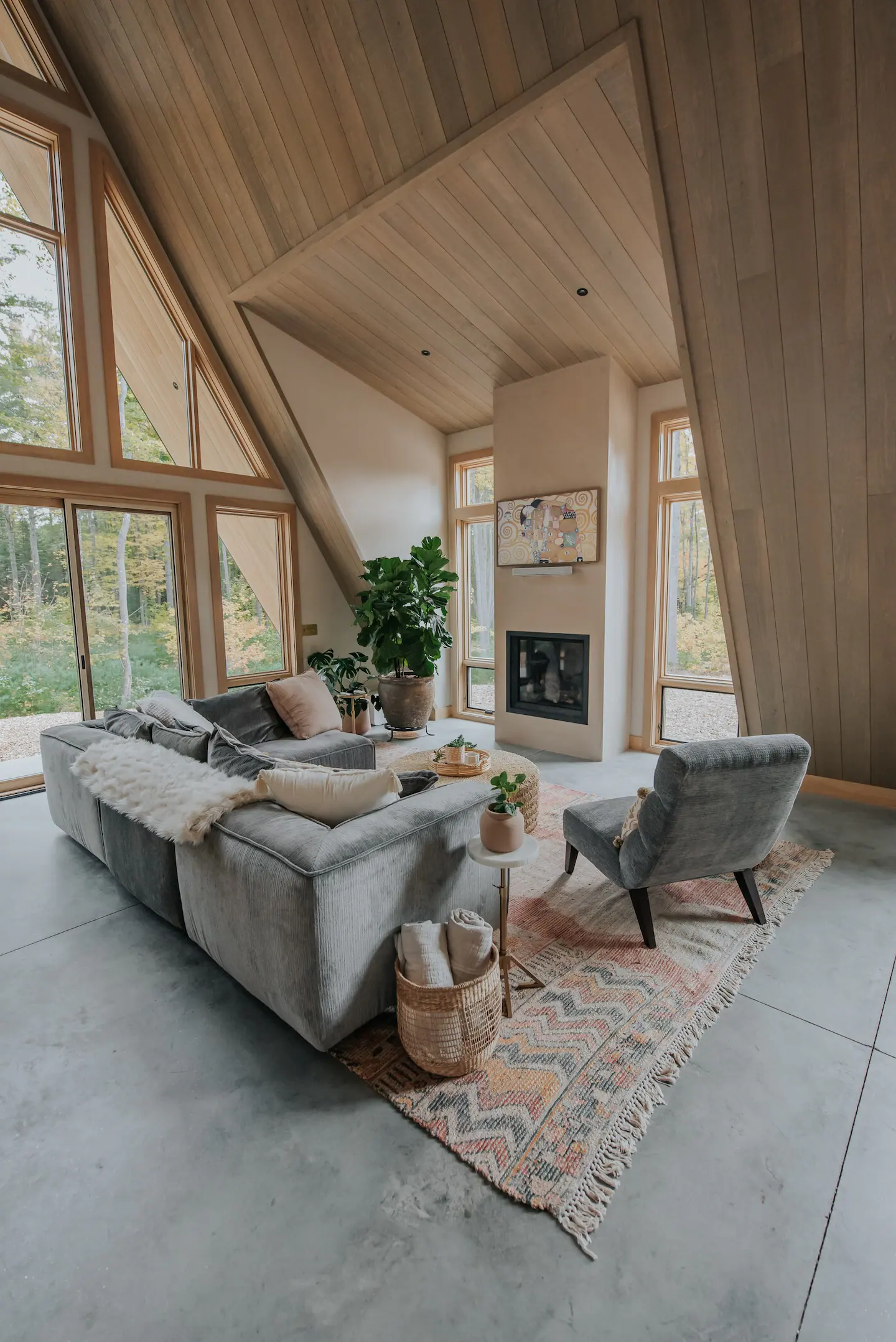 salon avec cheminée maison A-Frame écologique