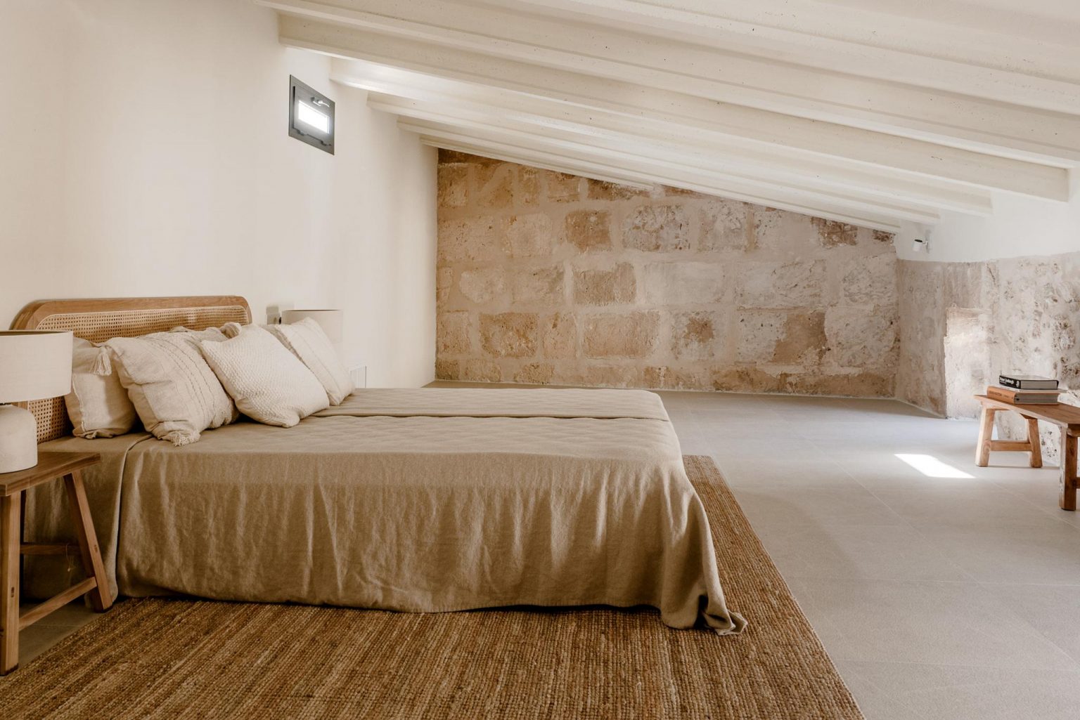 chambre avec mur de pierres décoration méditerranéenne et naturelle