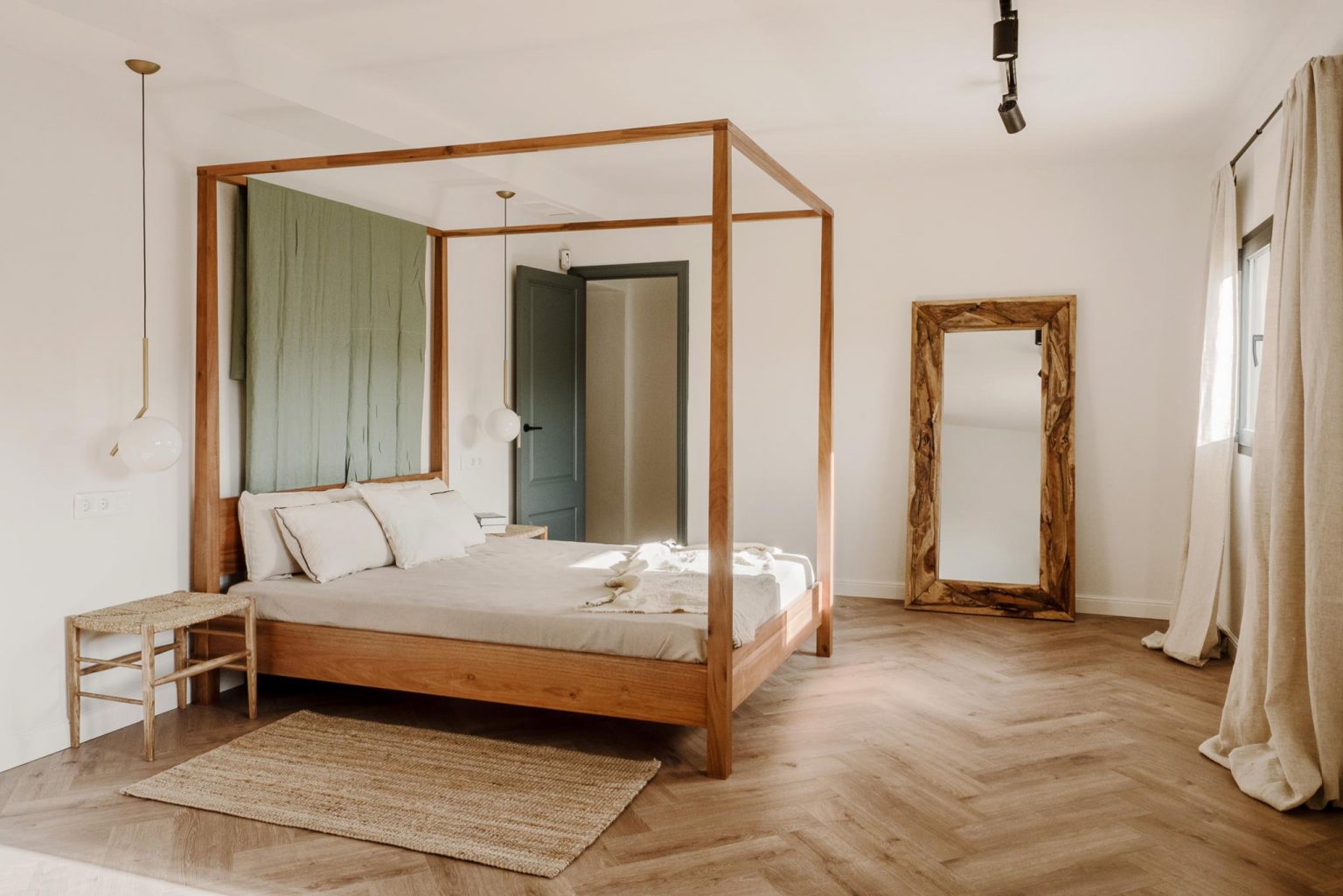 chambre minimaliste lit à baldaquin décoration méditerranéenne