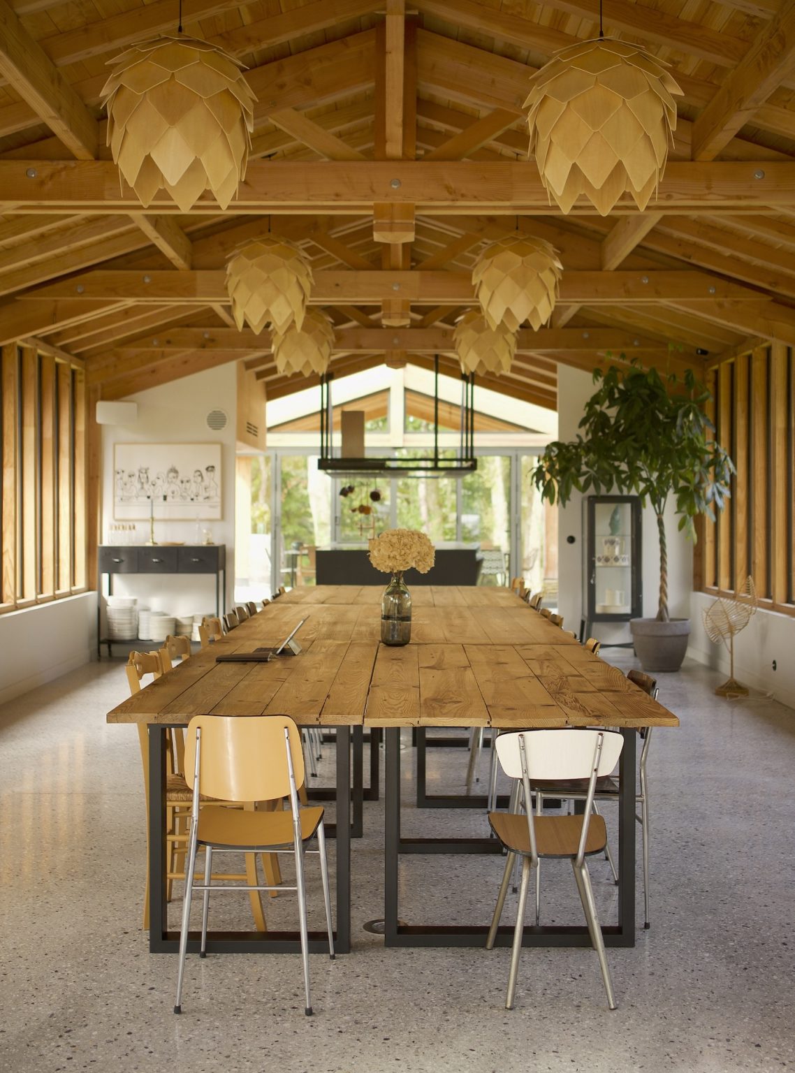 Une immense maison en bois au cœur d’un parc forestier