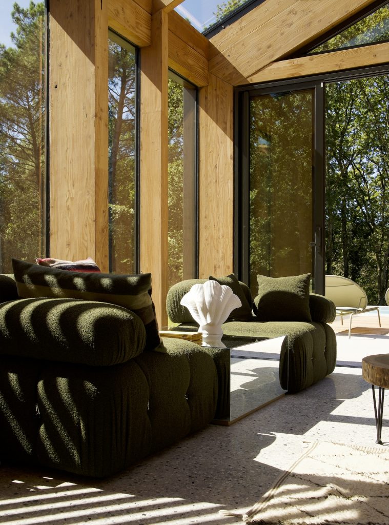 Une immense maison en bois au cœur d’un parc forestier