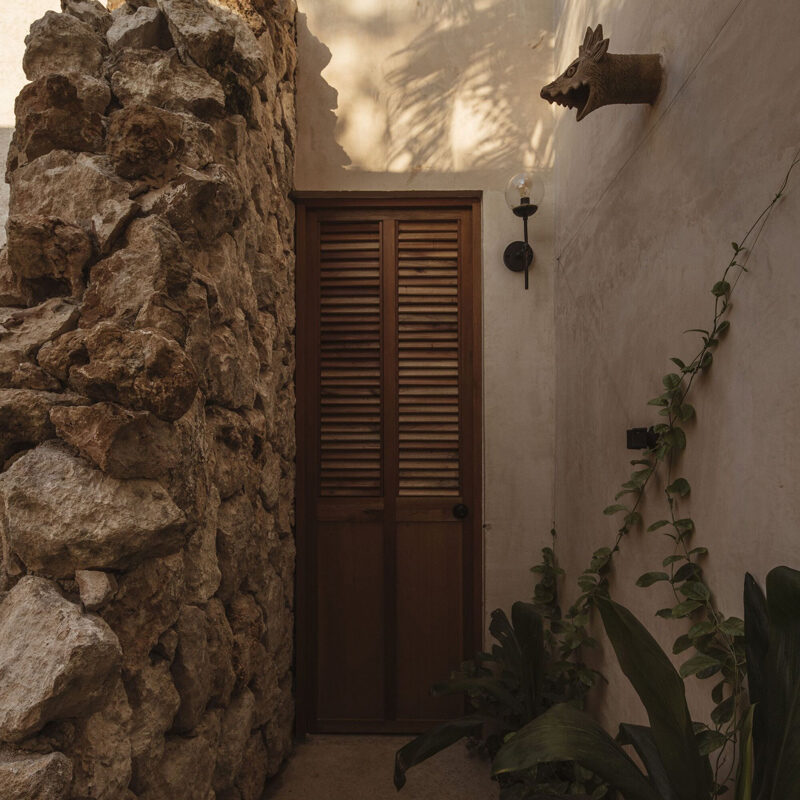 jardin avec mur en pierres maison Mexique