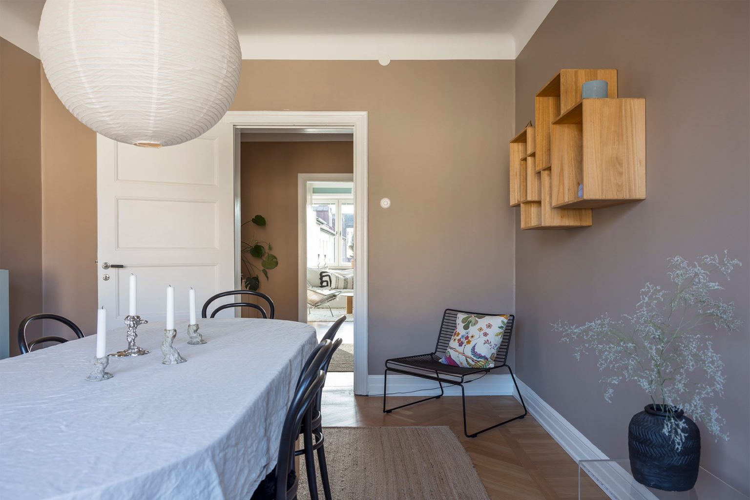 salle à manger murs bruns appartement décoration design