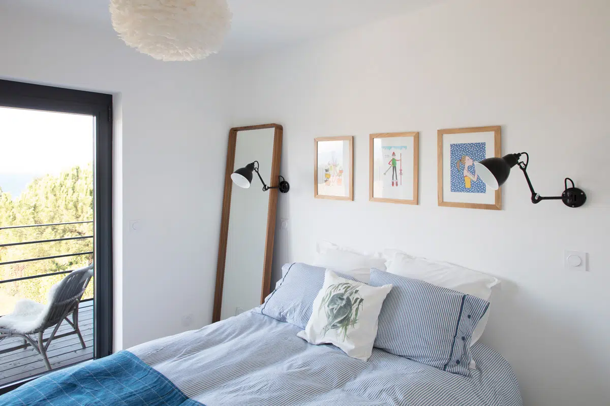 chambre minimaliste décoration bleue