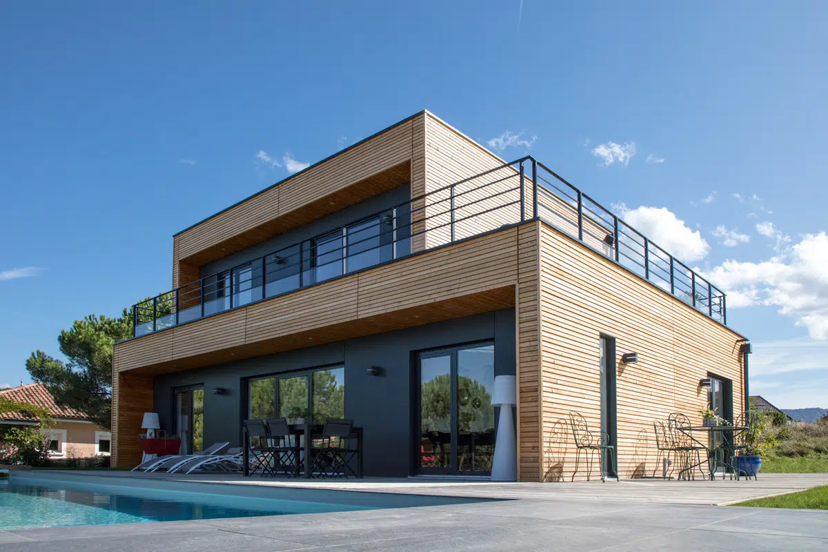 maison en bois avec piscine