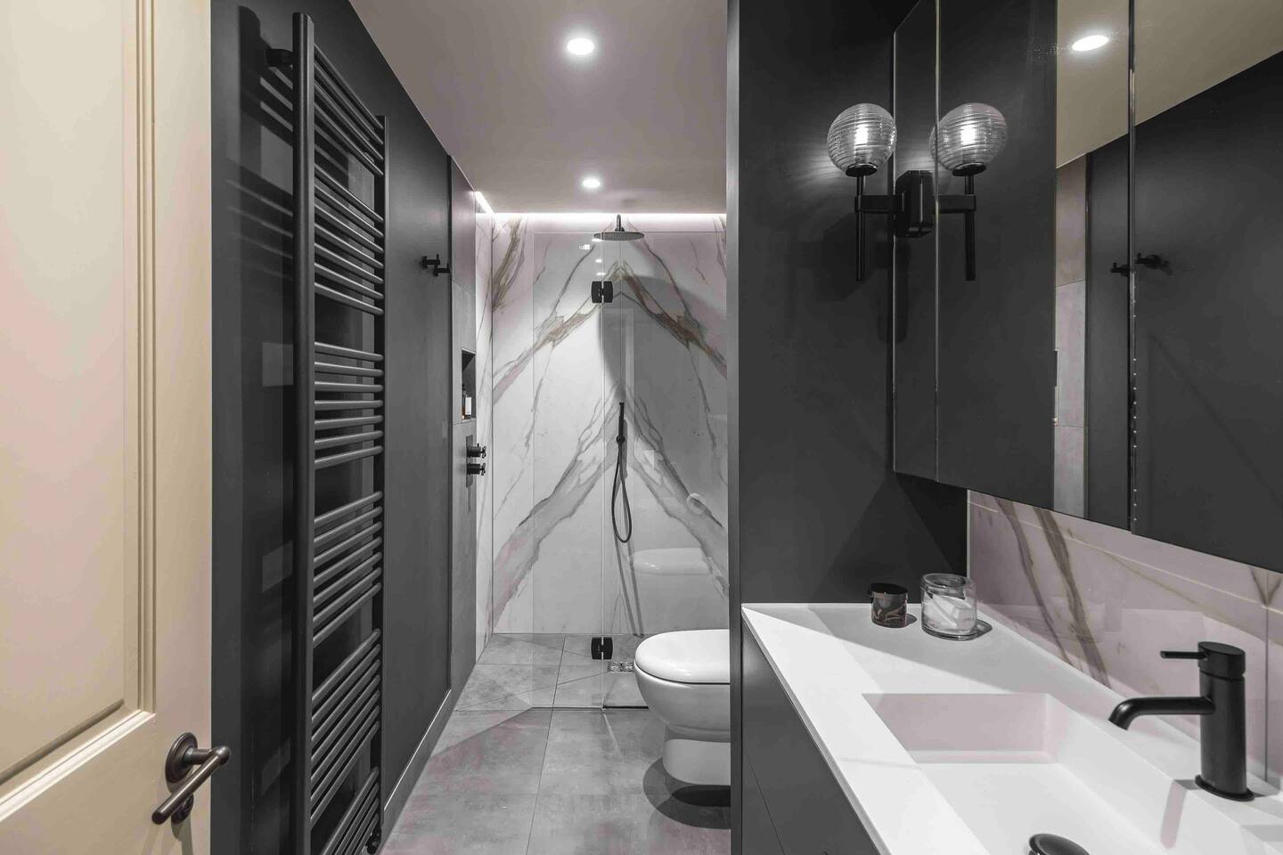 salle de bain noire et blanche marbre