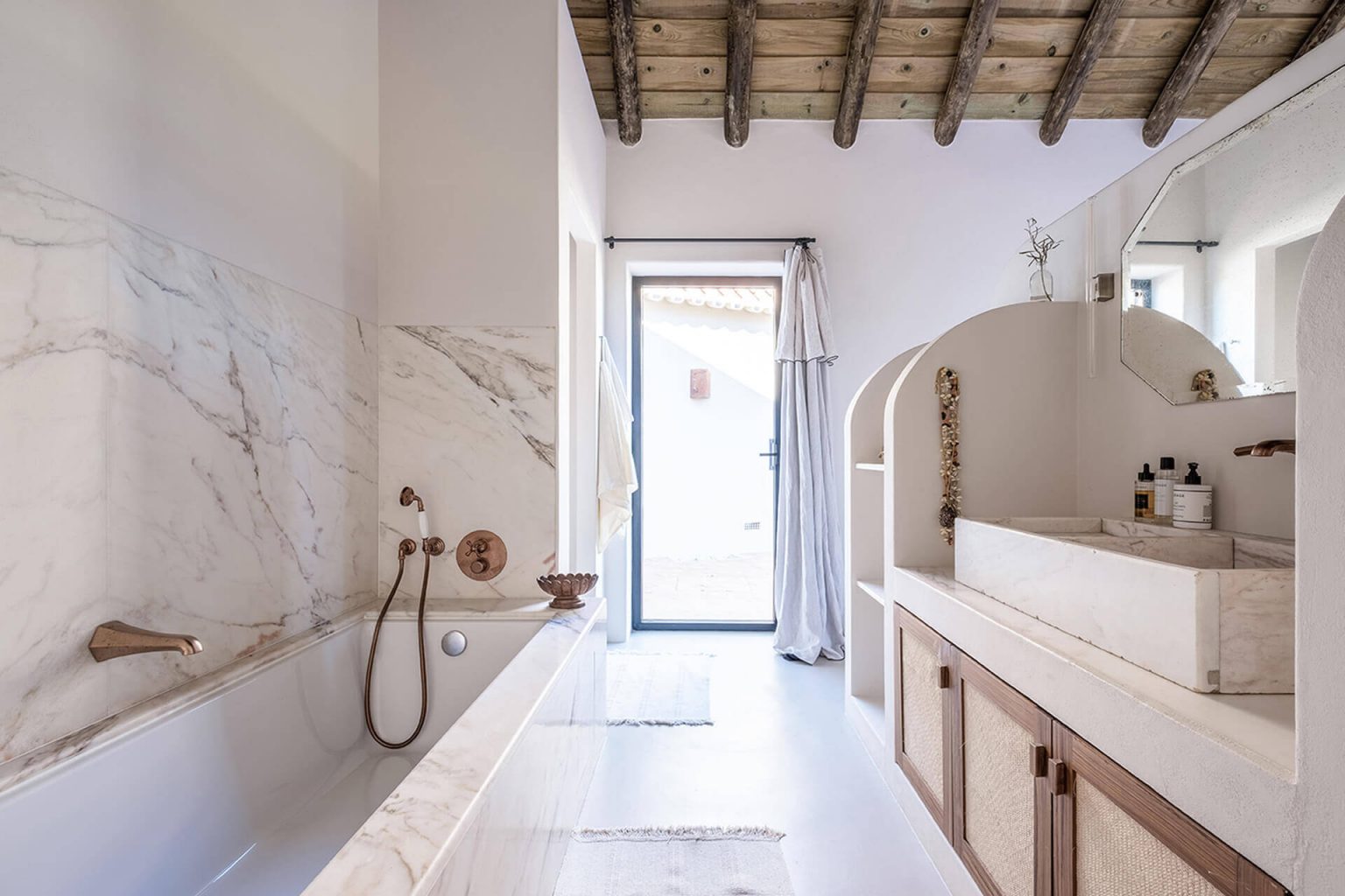 salle de bain néo rustique marbre et bois