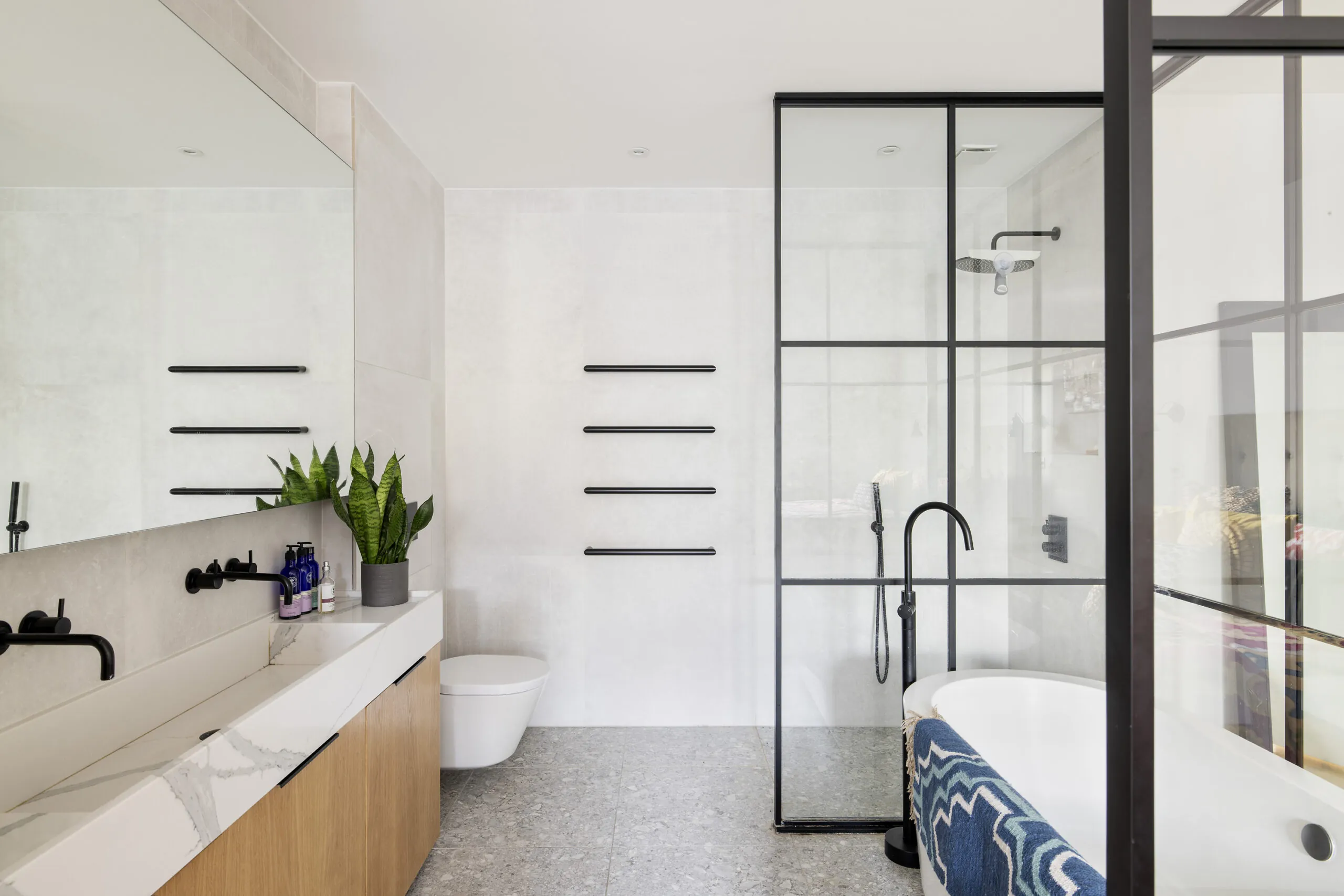 salle de bain design avec verrière