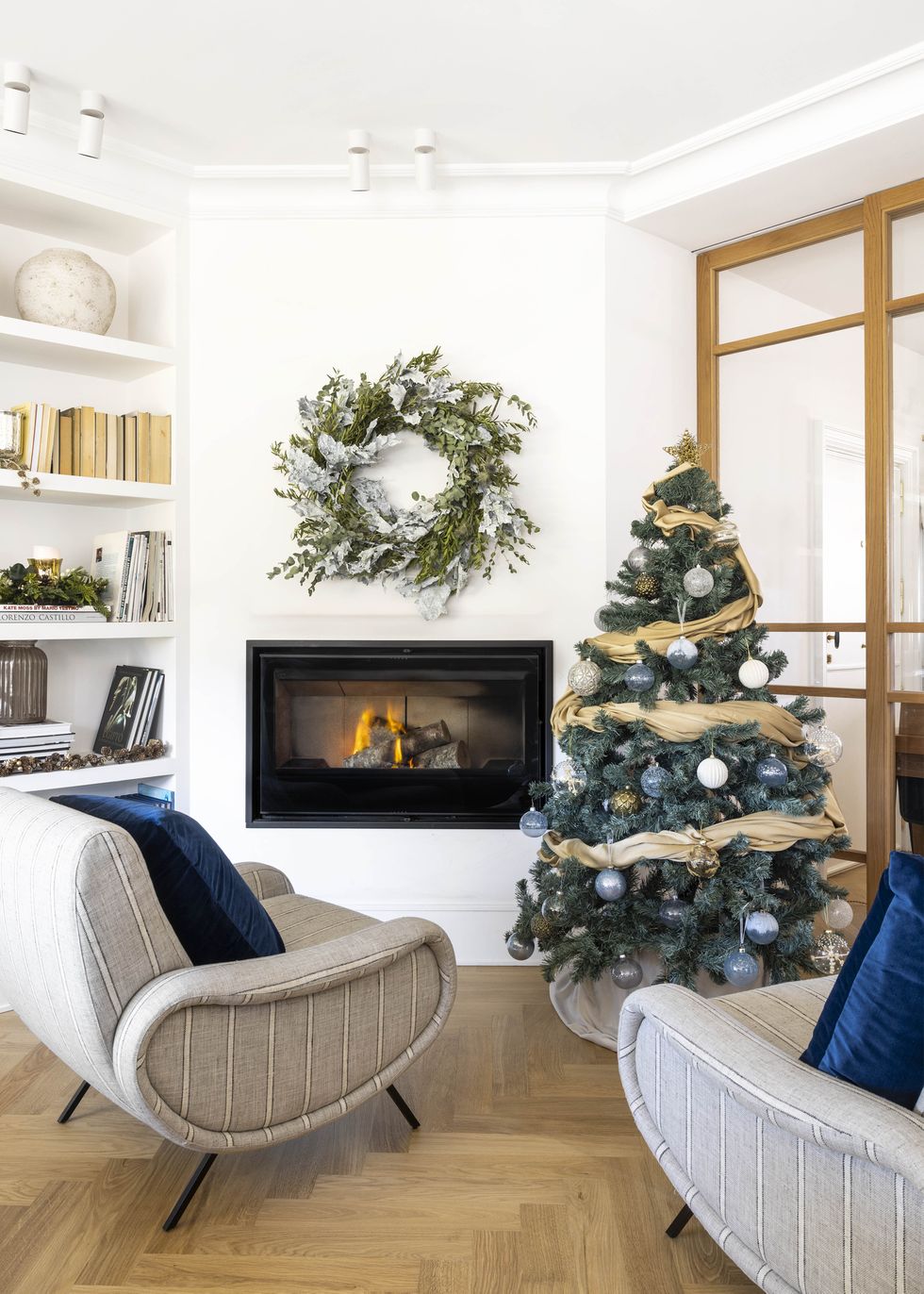 salon avec cheminée et décoration Noël bleue