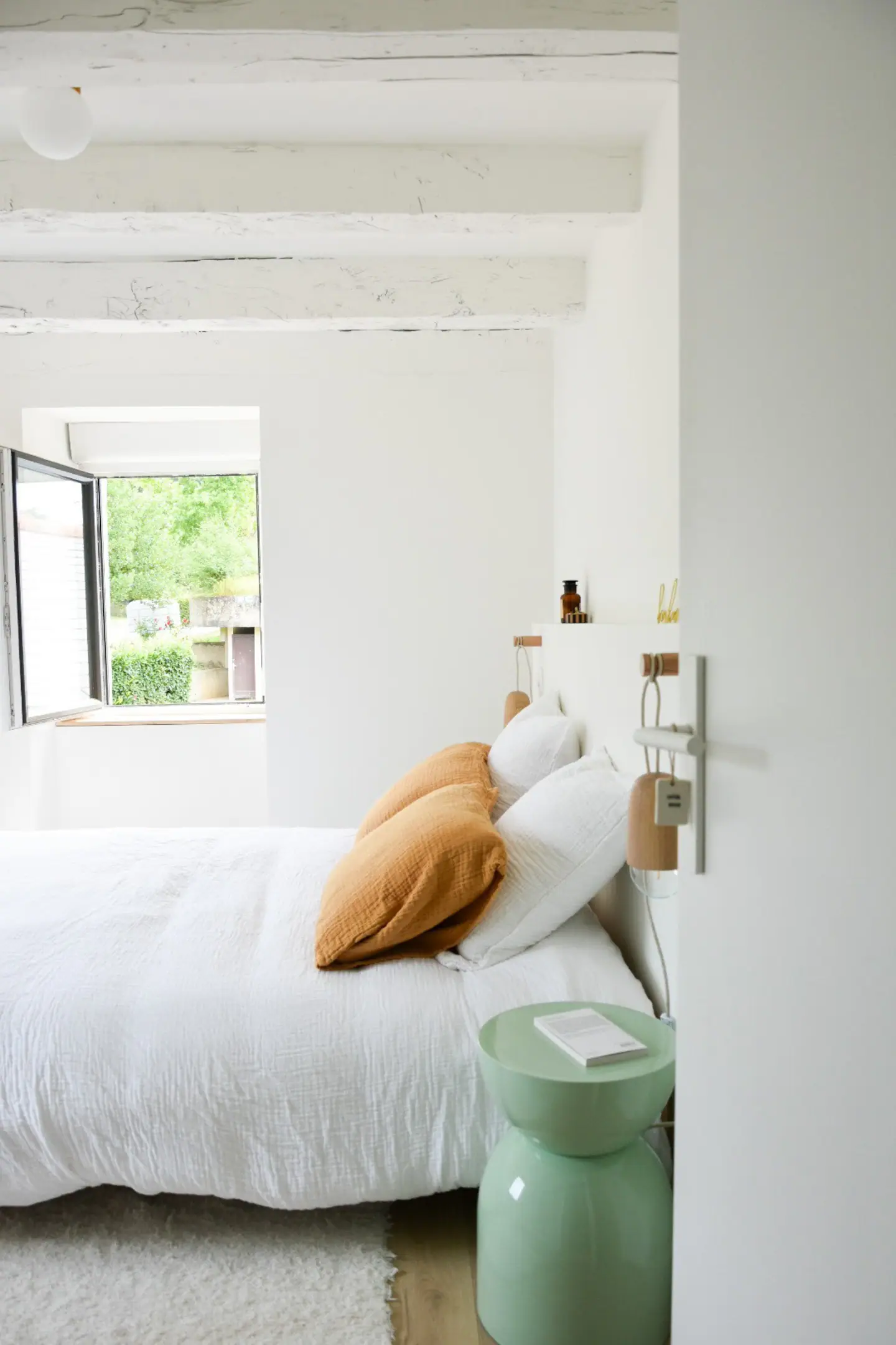 chambre minimaliste avec poutres blanches