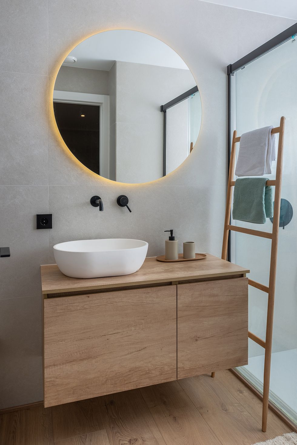 salle de bain décoration naturelle bois et blanc