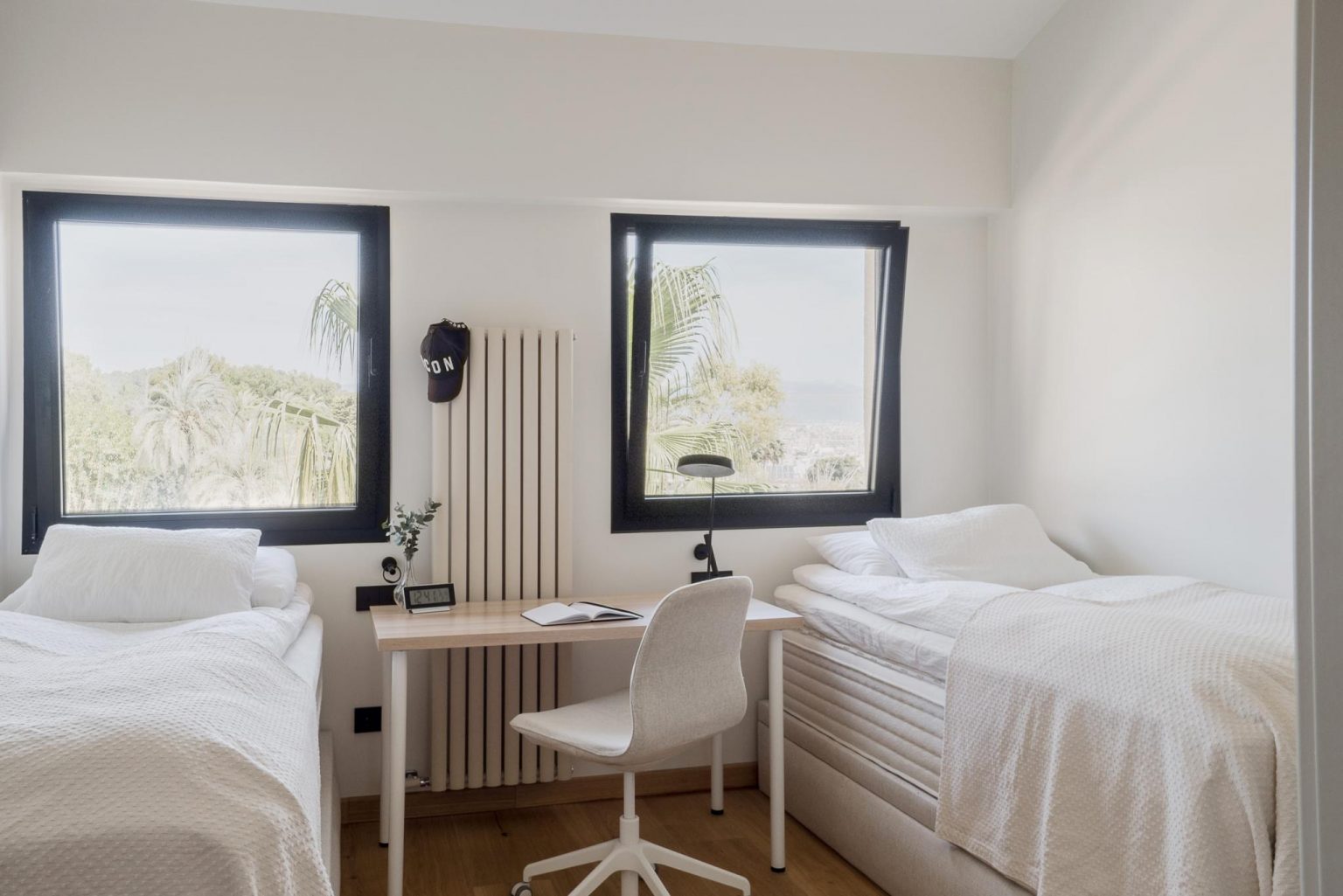 chambre à deux lits minimaliste décoration contemporaine