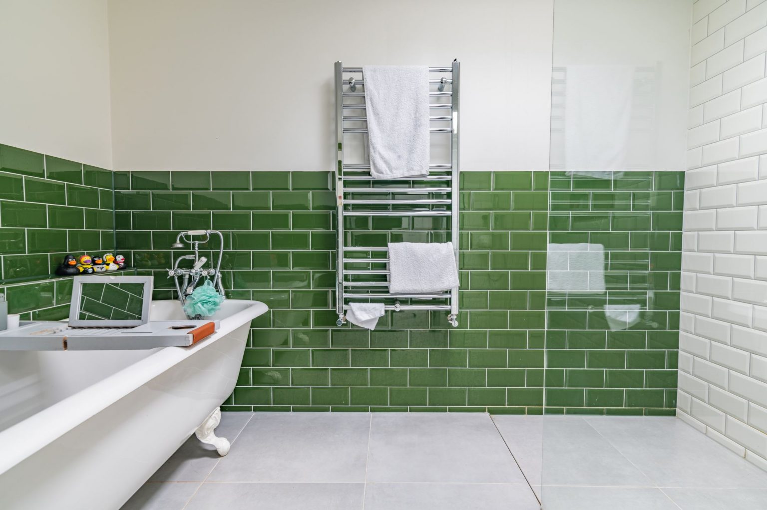salle de bain blanche et verte