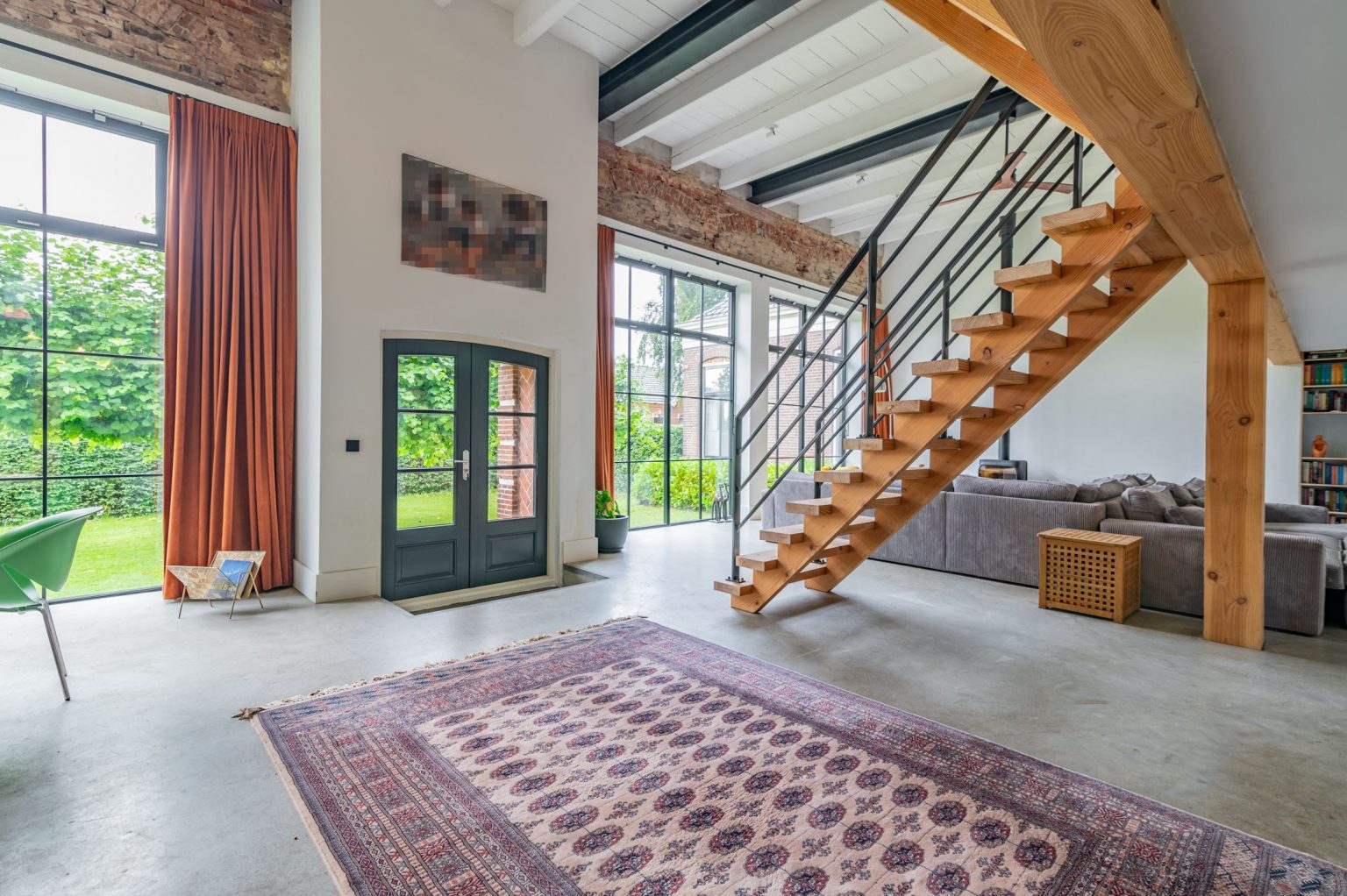 salon décoration contemporaine avec escalier bois et acier
