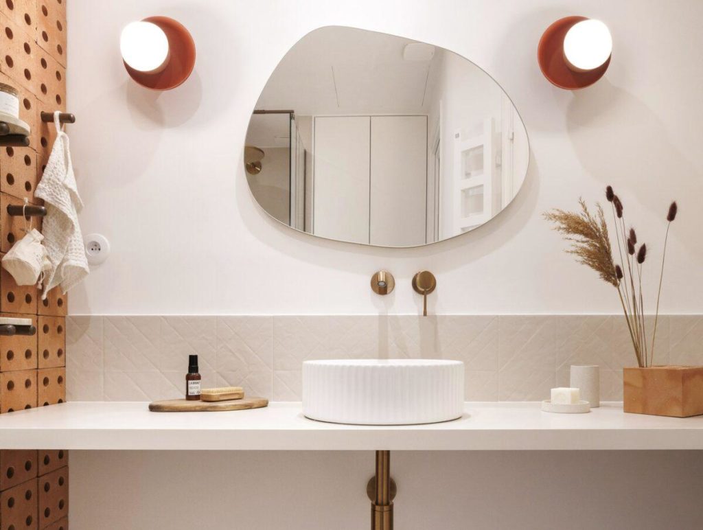 salle de bain design terracotta et blanche