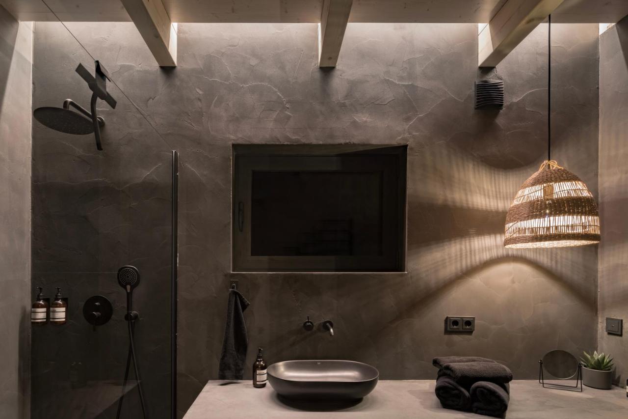 salle de bain grise et noire design