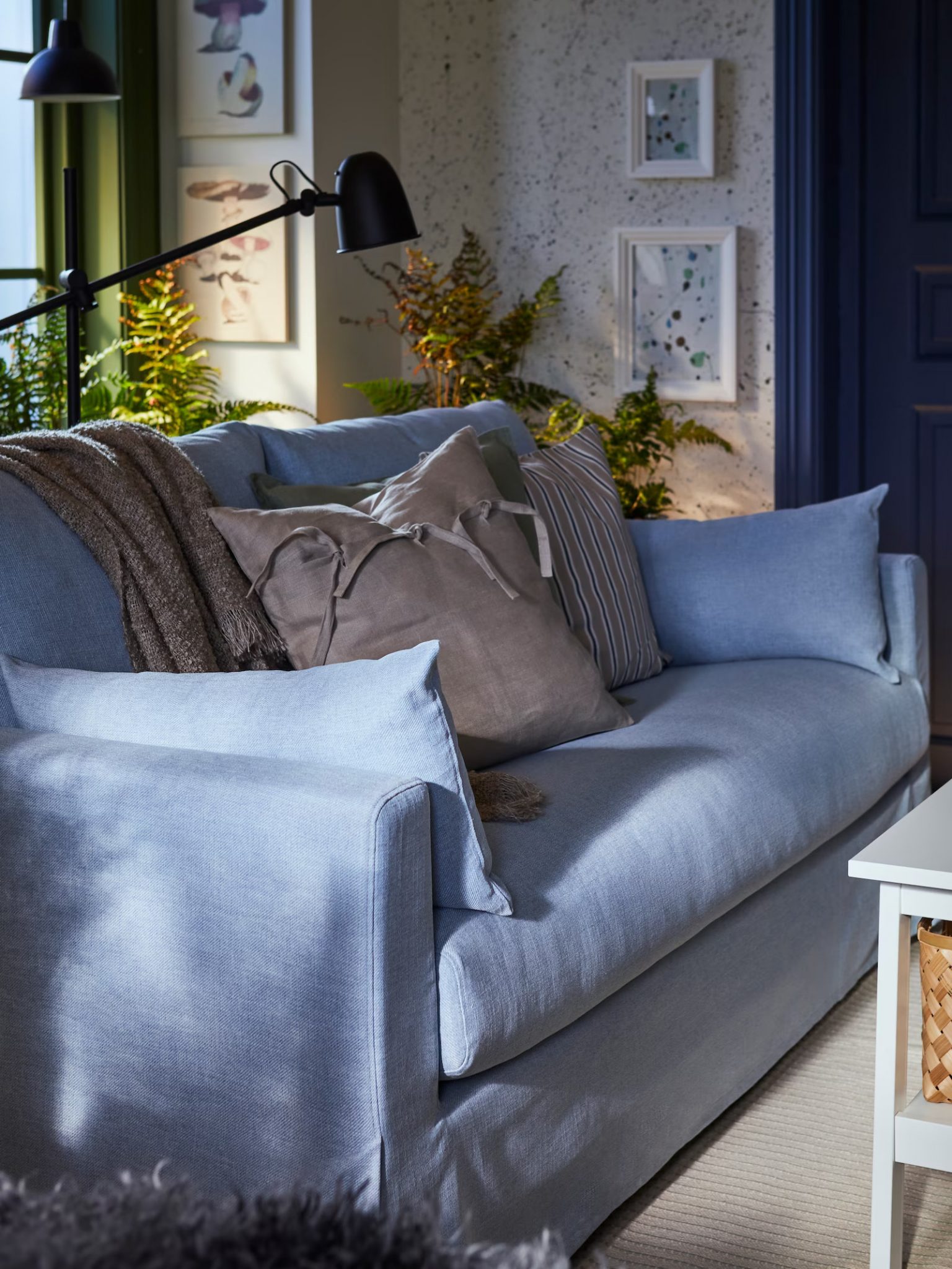 salon IKEA avec canapé bleu pâle