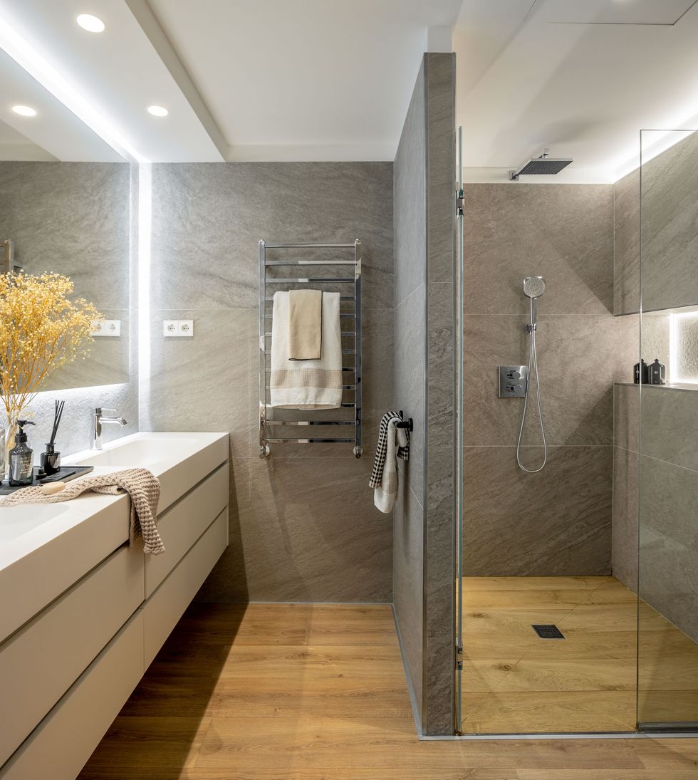 salle de bain avec parquet décoration contemporaine